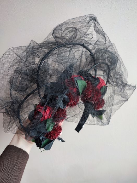 Wianek na opasce handmade gotycki czarne czerwone róże