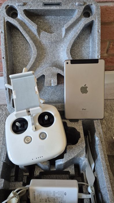 W zestawie Dron Dji phantom 4 ipad mini 4