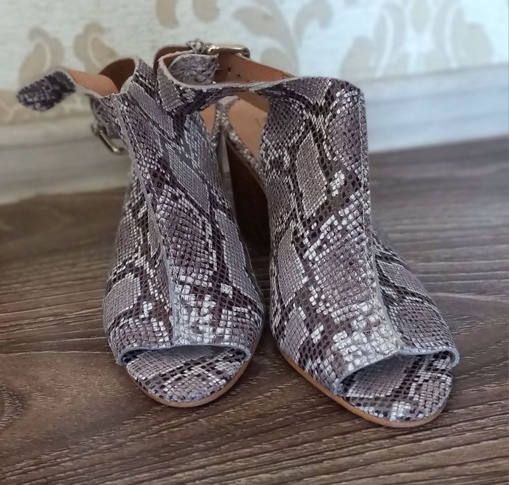 Шкіряні босоніжки