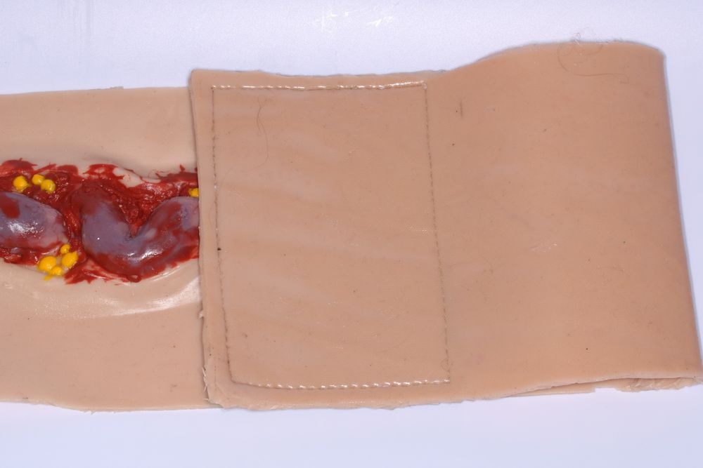 Силіконовий тренажер  "проникаюче поранення живота". Тактична медицина