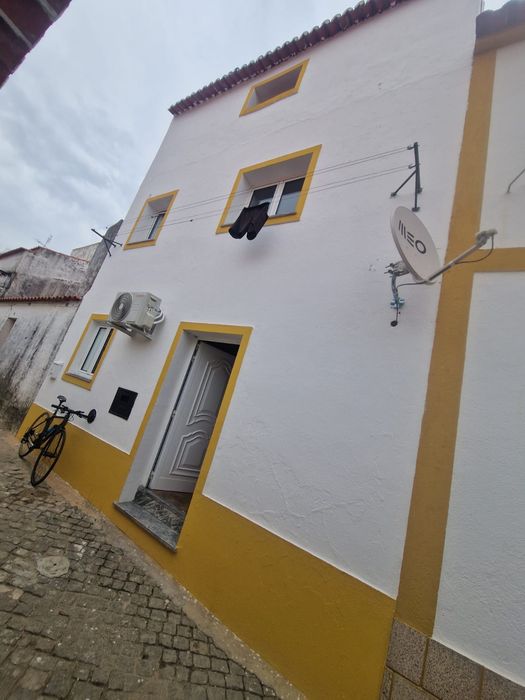 Vende casa no Alentejo em estado novo. Pronta a habitar.