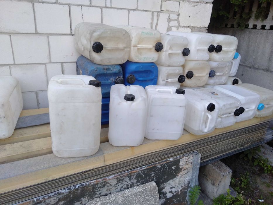 Pojemniki kanistry 20-25 litrów plastikowe