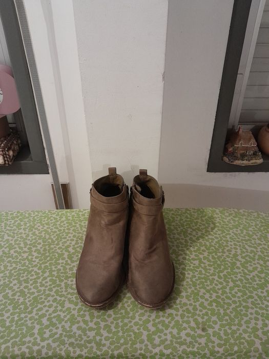 Vendo Botas de Senhora BERSHKA muito bonitas como novas