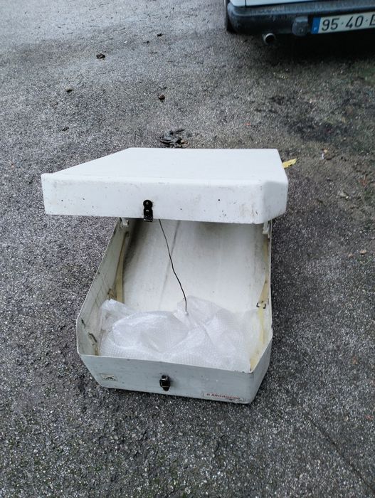 Mala bagageira para automóvel em fibra