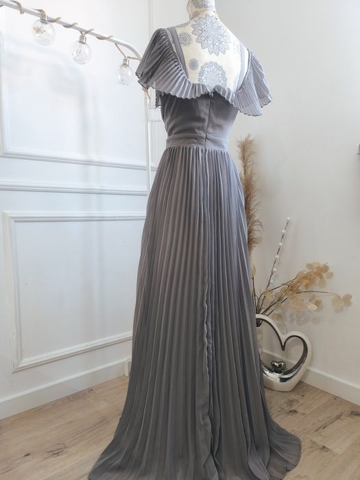 Suknia maxi wieczorowa długa plisy plisowana

Biust 48-52cm
Talia okoł