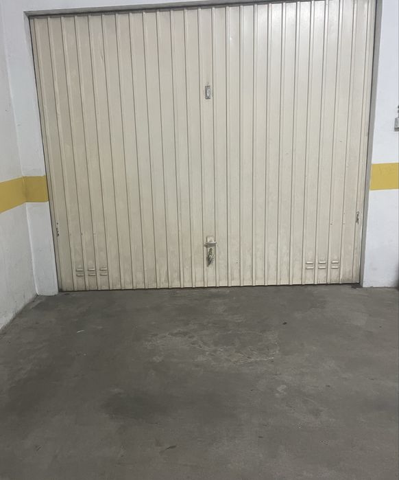 Arrenda-se garagem box– 33 m² em Monte Abraão