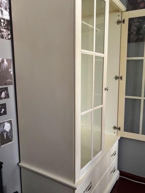 Roupeiro branco, Ikea, com portas de vidro e duas gavetas