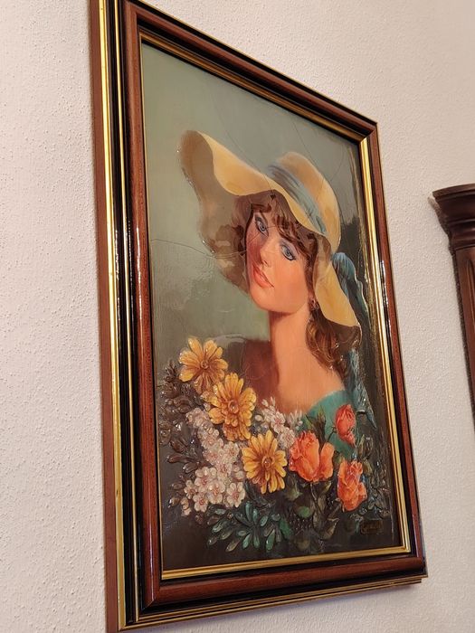 Quadro em Relevo que Retrata uma Senhora