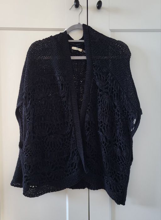 Czarny sweter ażurowy, narzutka Bershka, rozmiar M