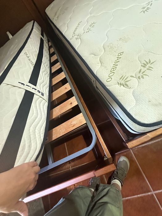 2 estruturas de cama de solteiro e 2 colchões