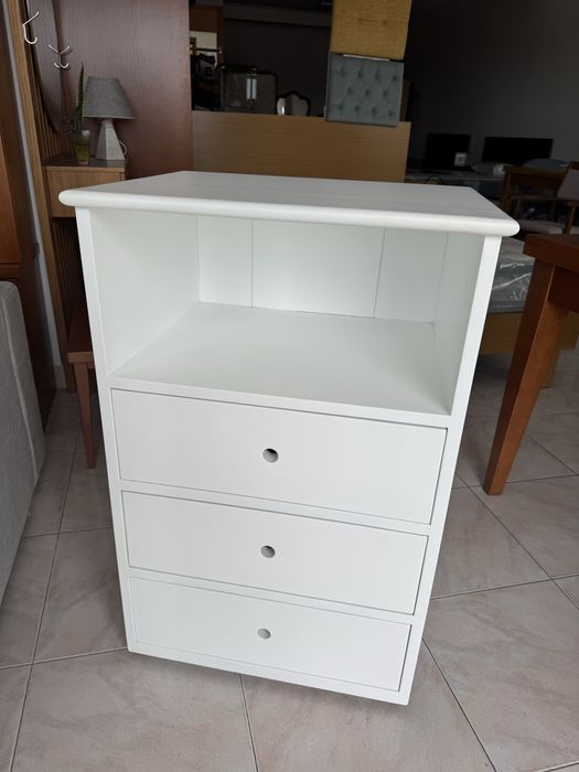 Cama BRANCA c camiseiro ambos lacados
