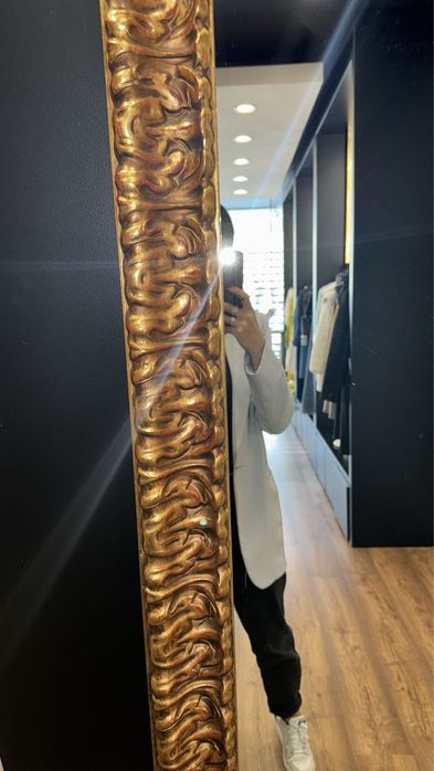 Espelho com moldura em madeira em dourado