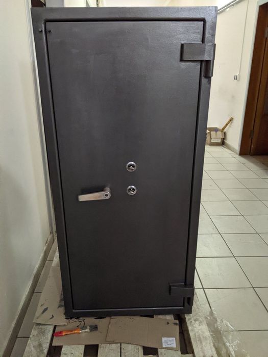 Металеві шкафи та сейфи