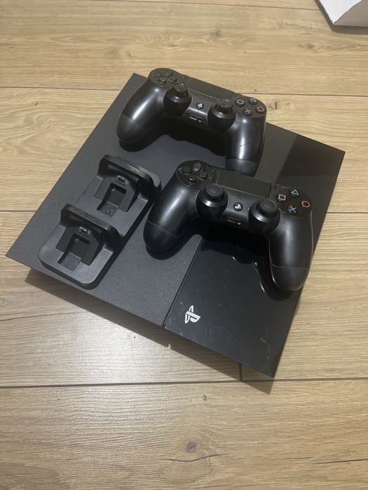 Ps4 500GB+ 2pady