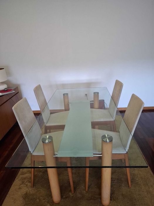 Mesa de sala de jantar mais 4 cadeiras (Marca formas)