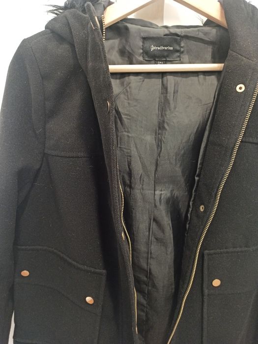 Casaco preto com capuz Stradivarius