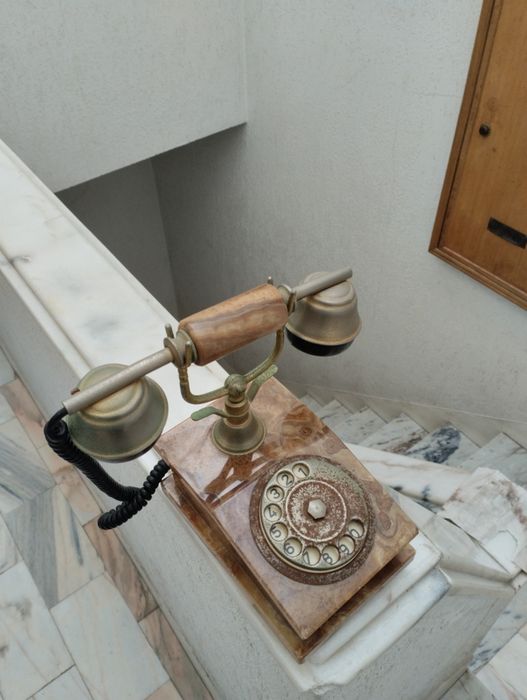 Telefone muito antigo em mármore