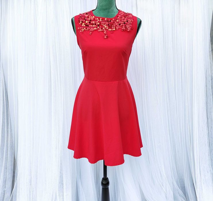 Czerwona sukienka rozkloszowana M 38 cekiny mini midi