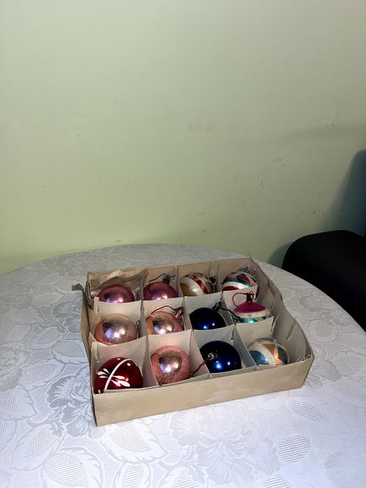 Szklane bombki choinkowe z okresu PRL, ręcznie malowane