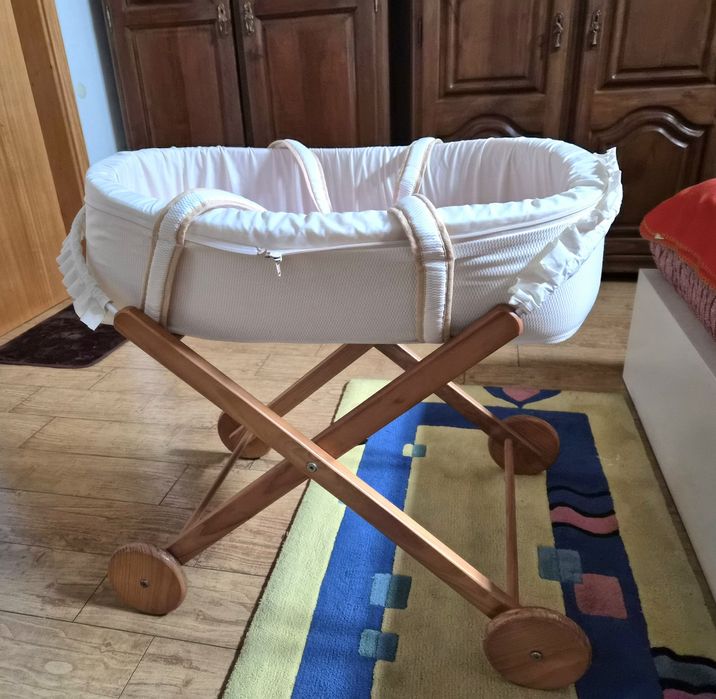 Alcofa bebé com suporte madeira