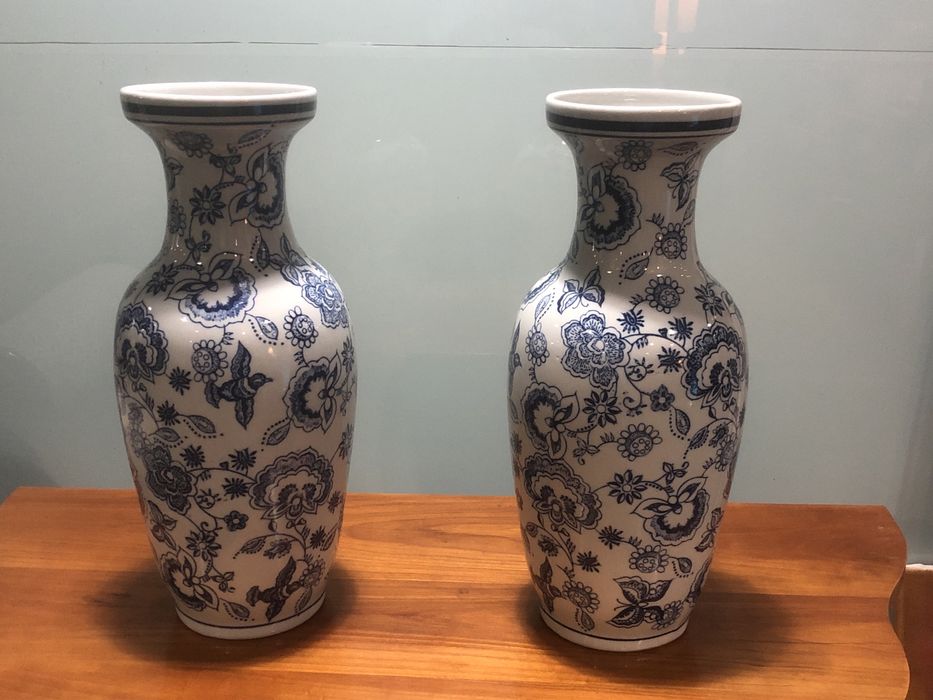 Par de jarroes em porcelana da china
