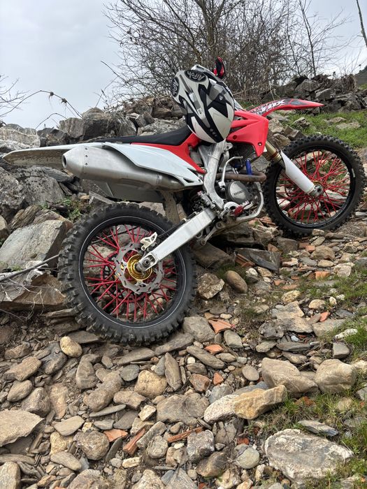 Moto crf 250r bem estimada
