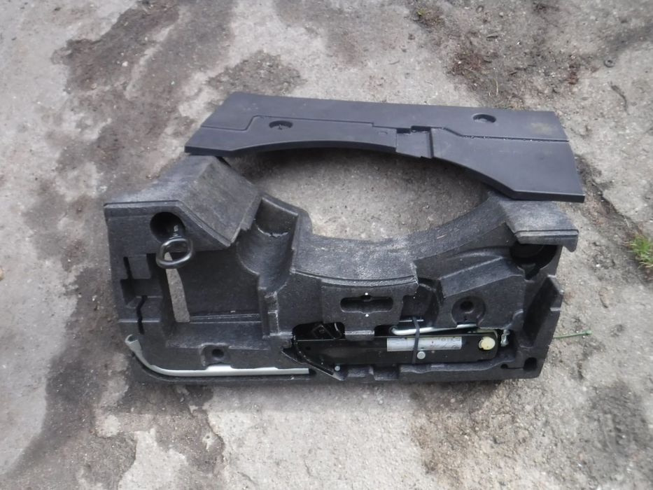 VW  CC 12-16 passat cc B6 B7 zestaw kola zapasowego klucz lewarek ucho