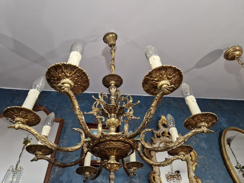 Piękny stylowy żyrandol mosiężny