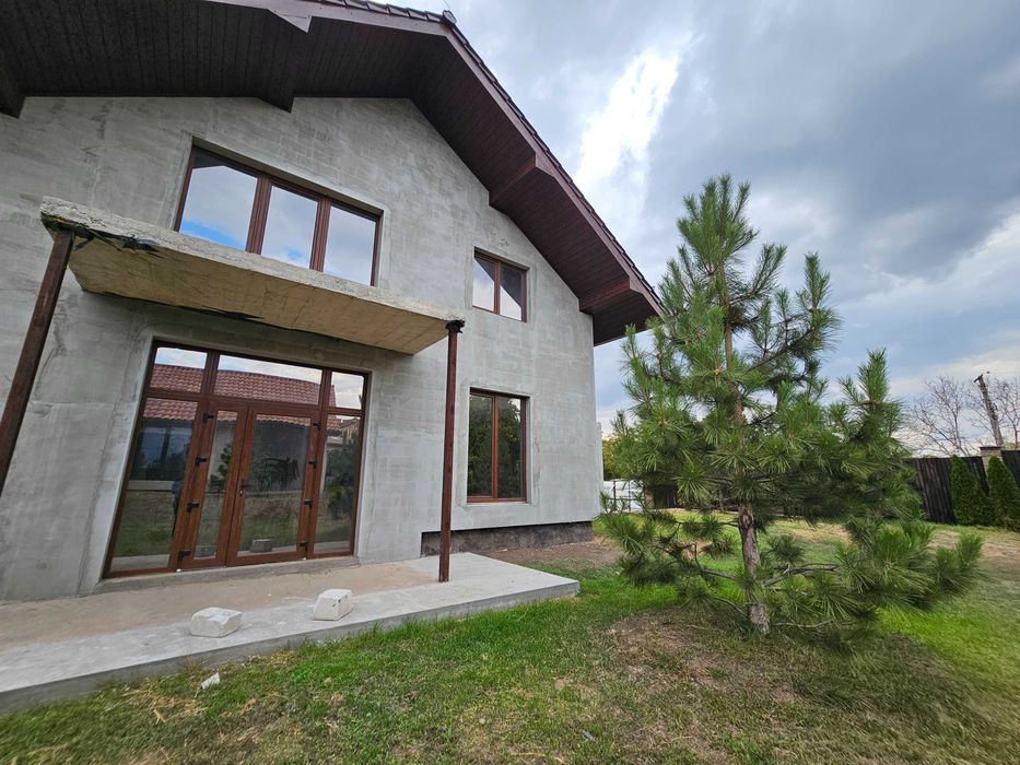 Продаётся новый просторный дом недалеко от воды, в районе Карачунов