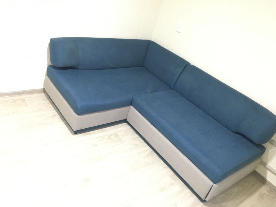 Диван кутовий розміри 2.3 х 1.7м.