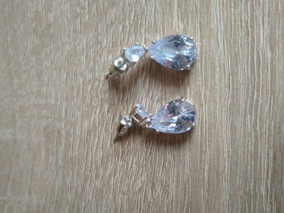 Kolczyki koloru srebrnego