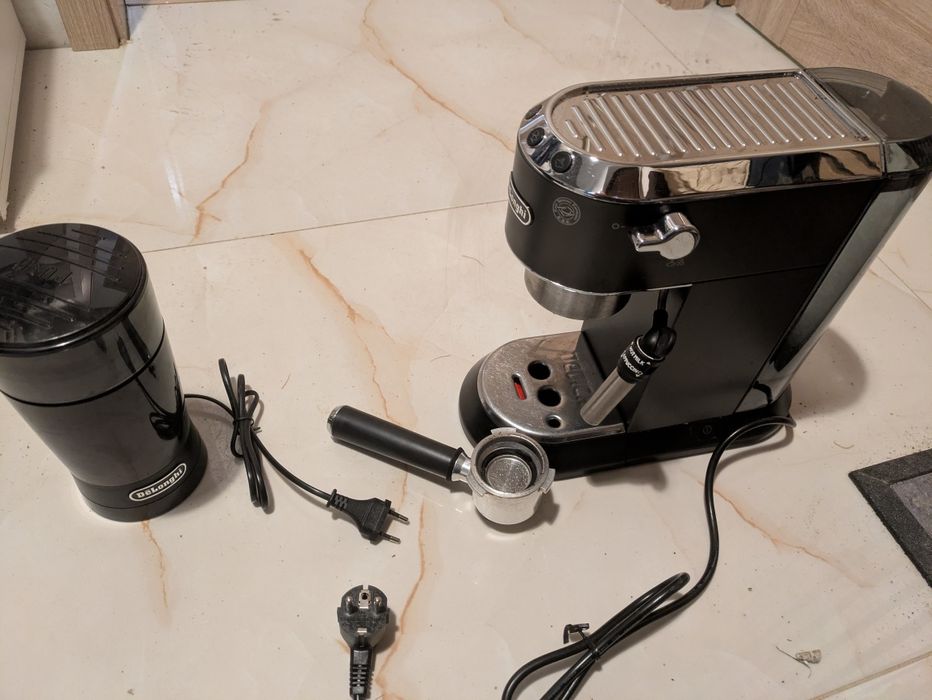 Ekspres kolbowy DE LONGHI EC 685.BK + młynek