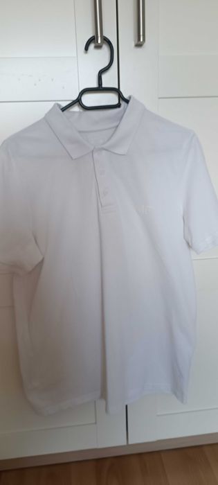 Sprzedam białą koszulkę dla hlopca 4F rozmiar M