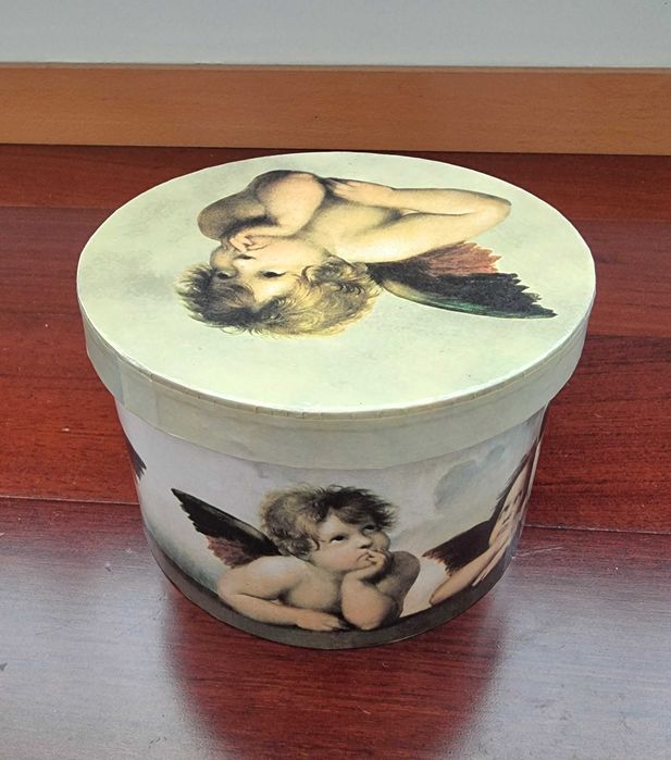 Caixa cilíndrica com padrão de anjos