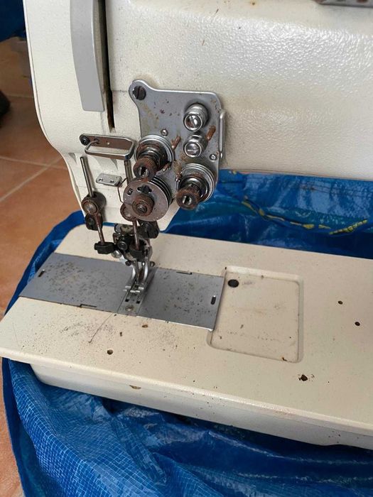 Máquina de costura industrial usada