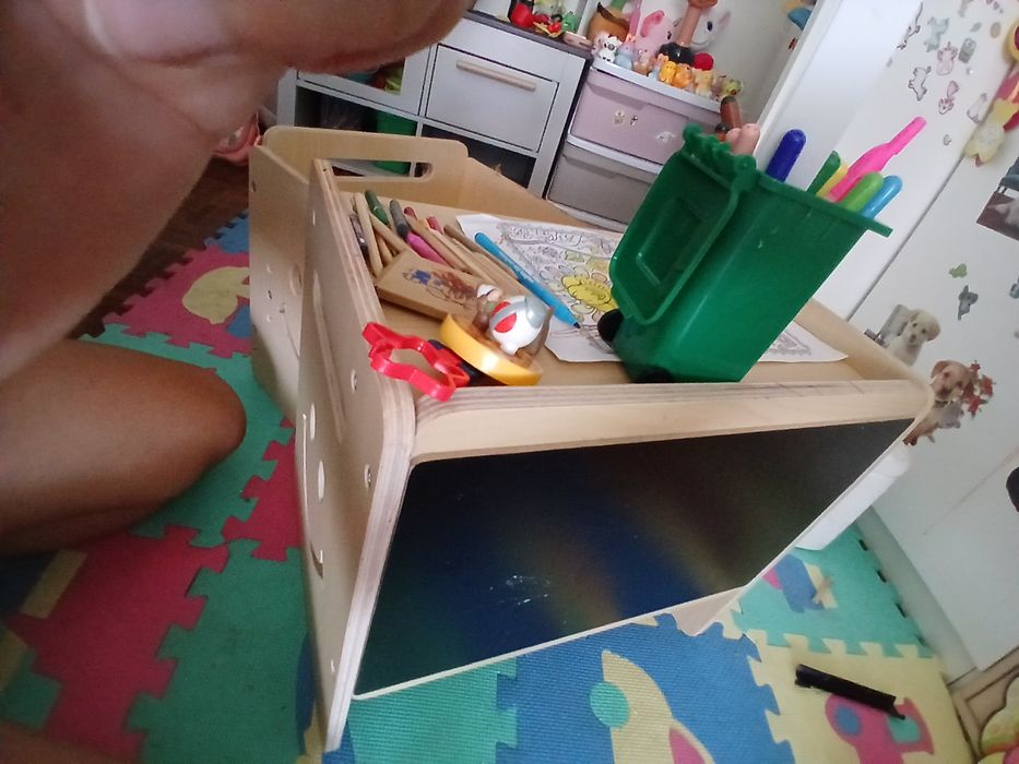 Mesa de pintar para pequenos com  banco