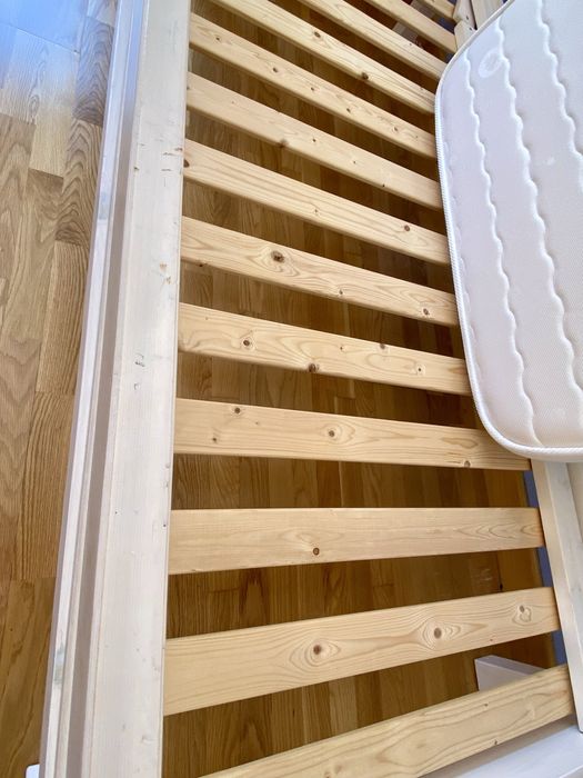 Cama de criança com barras laterais e colchão