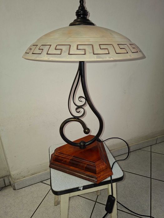 Klasyczna mosiężna lampa stołowa