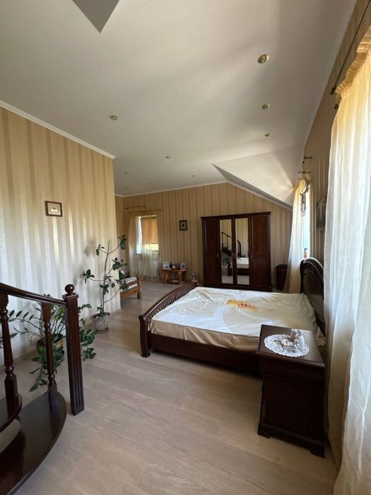 Будинок в сучасному стилі. Дніпршосе. Район новобудов в лісовій смузі