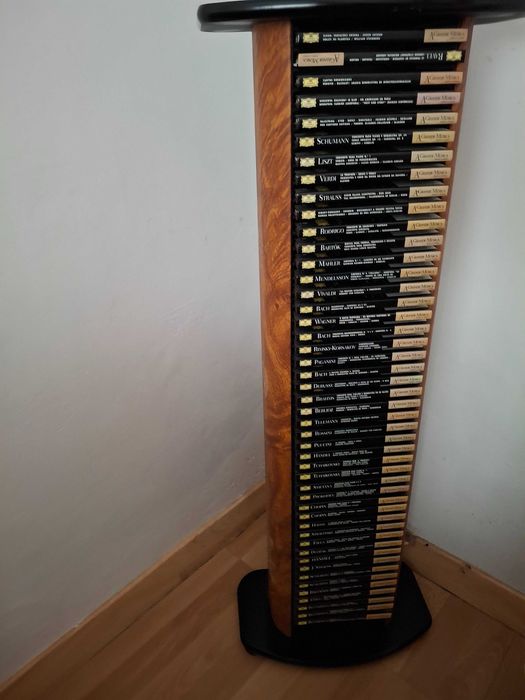 Torre com livro e cds de musica clássica