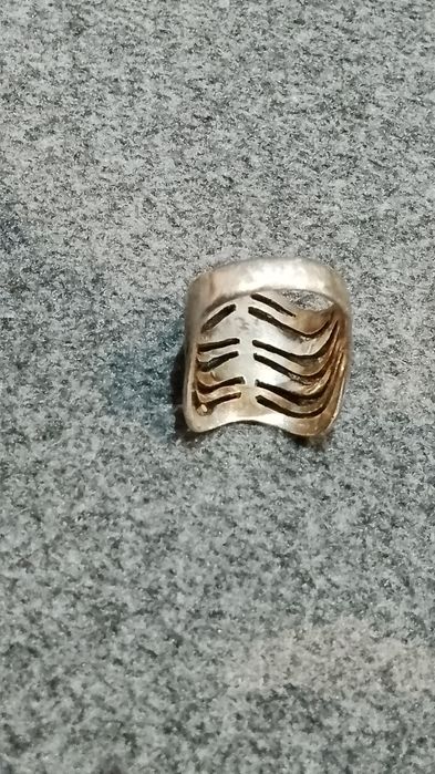 Srebrny pierścień ciekawy wzór