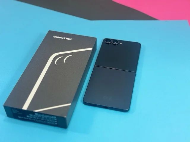 Samsung Galaxy Z Flip 7 (6.9'' - 12 GB - 512 GB - Preto)