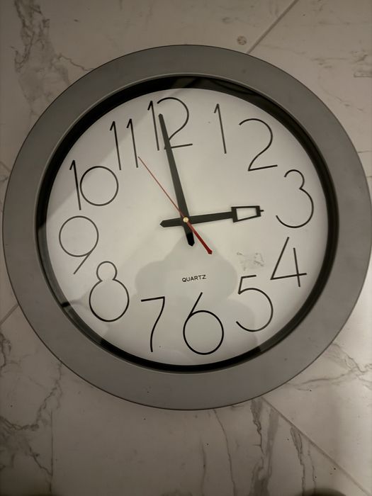 настінний кварцовий годинник