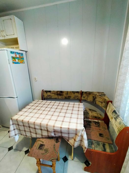 Здається 3х-кім Озерна озеро поруч.