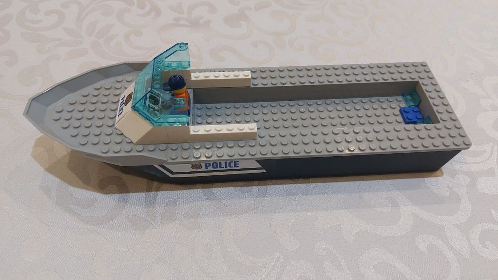 Policyjna łódka lego