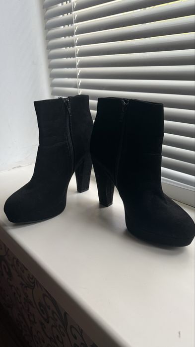 Взуття жіноче, півчоботи на підборах