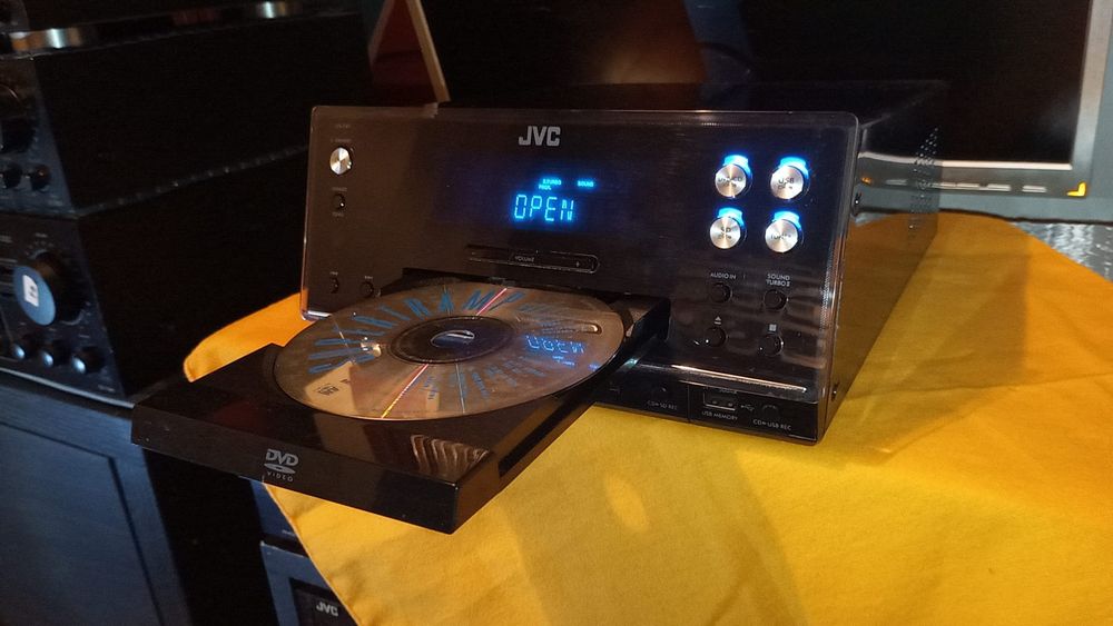 Amplificador com leitor de CDs e DVD's e pen