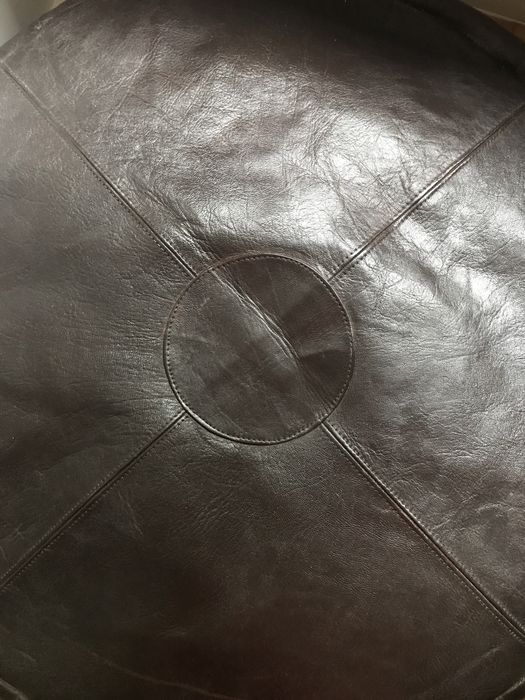 Puff castanho redondo em pele