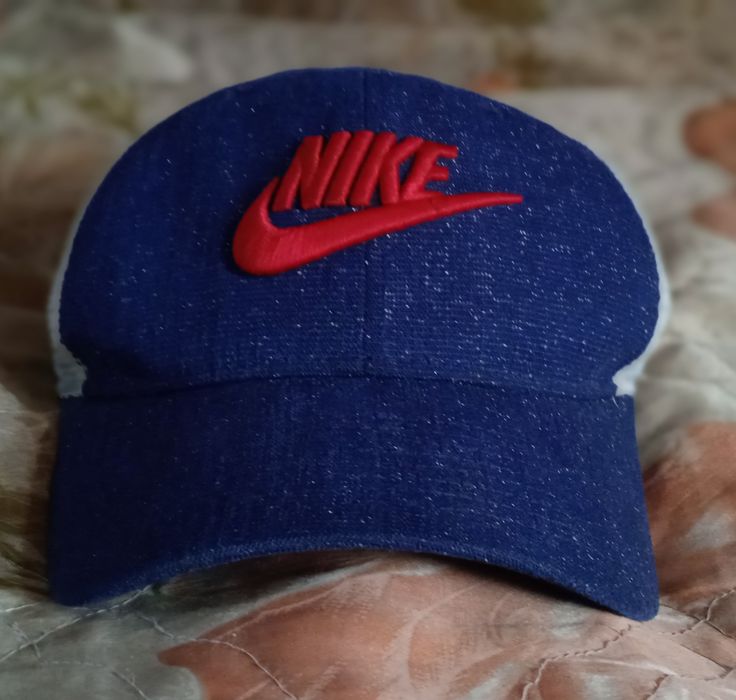 кепка Nike синьо біла з регулюванням розміру і вишитим логотипом.