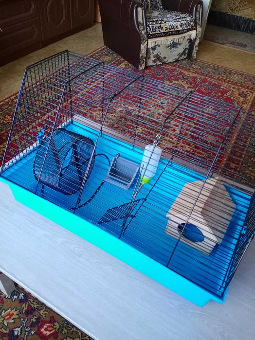 Большая клетка для домашних животных.